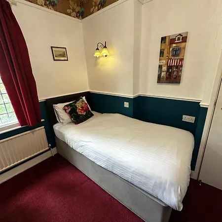 Barons Court Hotel Wolverhampton Exterior photo