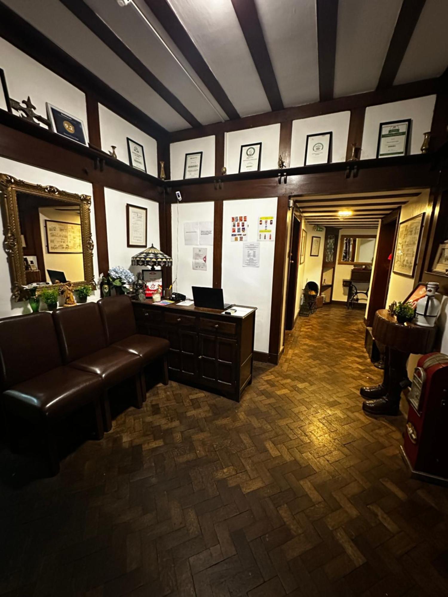 Hotel Barons Court 3*