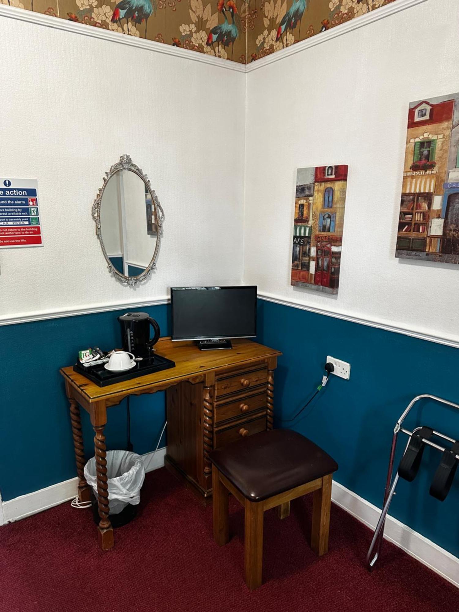 Hotel Barons Court 3*