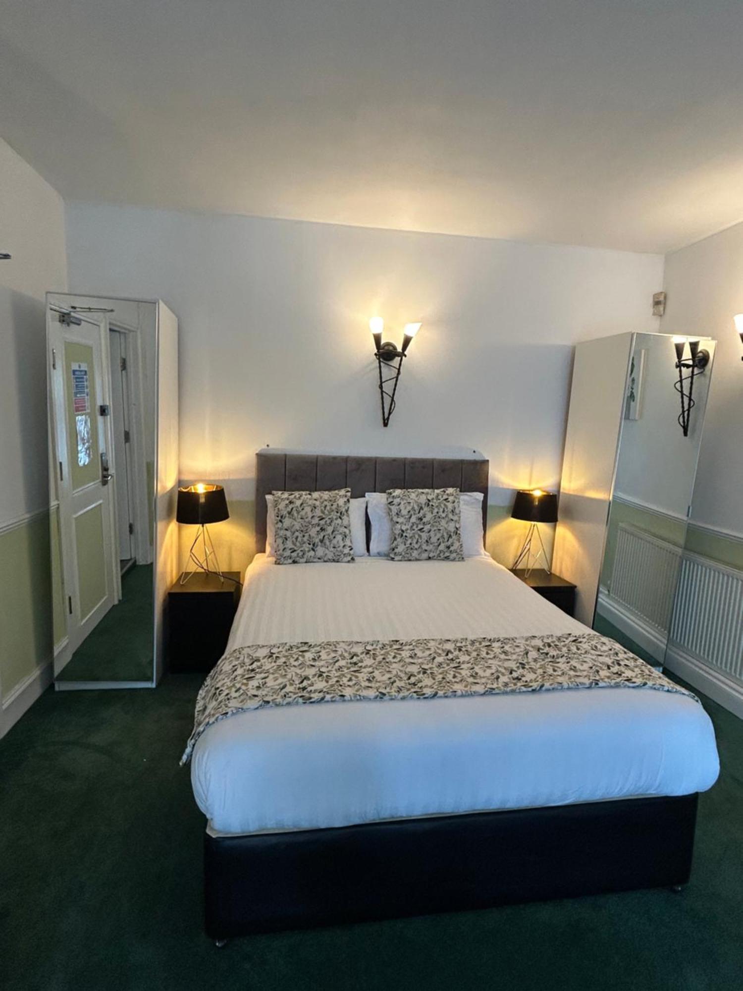 Barons Court 3*