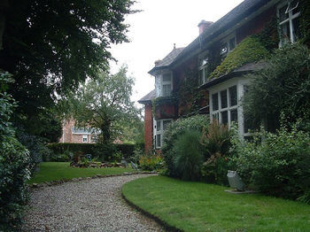 Barons Court Hotel