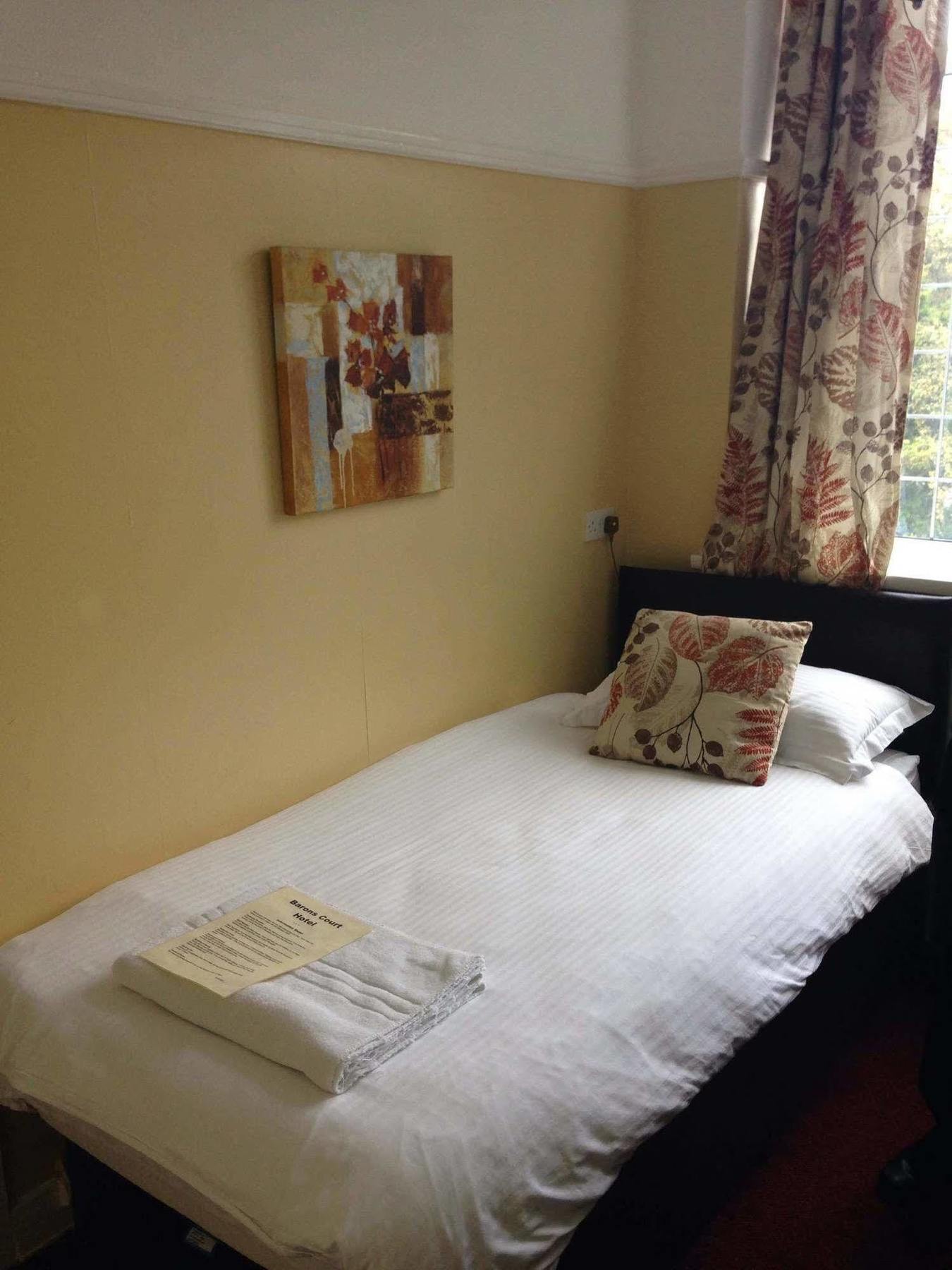 Hotel Barons Court 3*