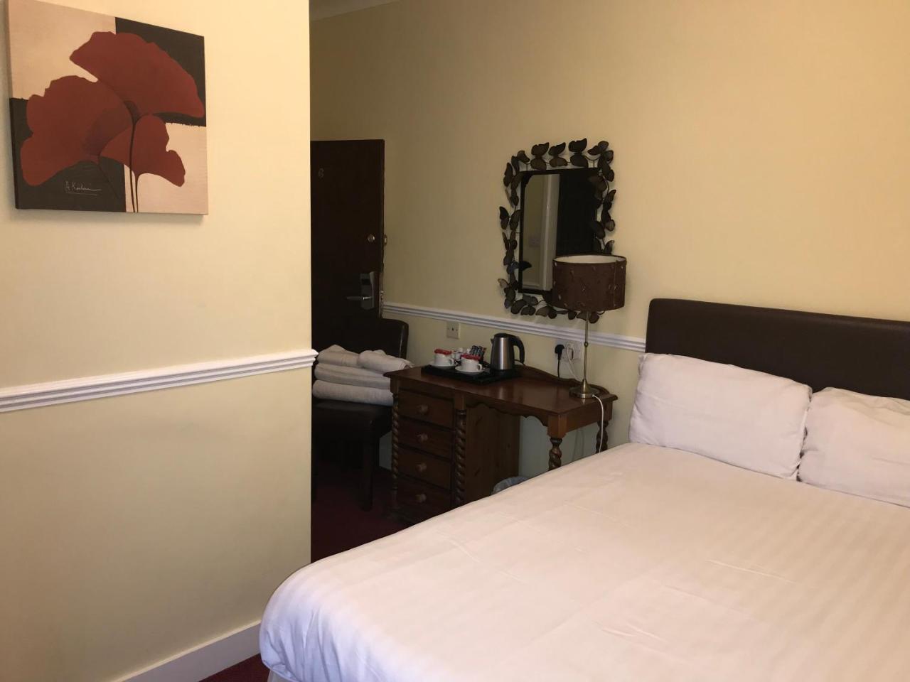 Hotel Barons Court 3*